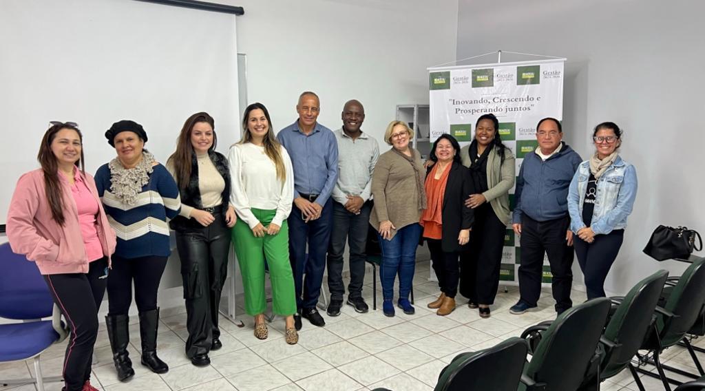 Membros da Escola do Legislativo participam de reunião na ACE Cajamar
