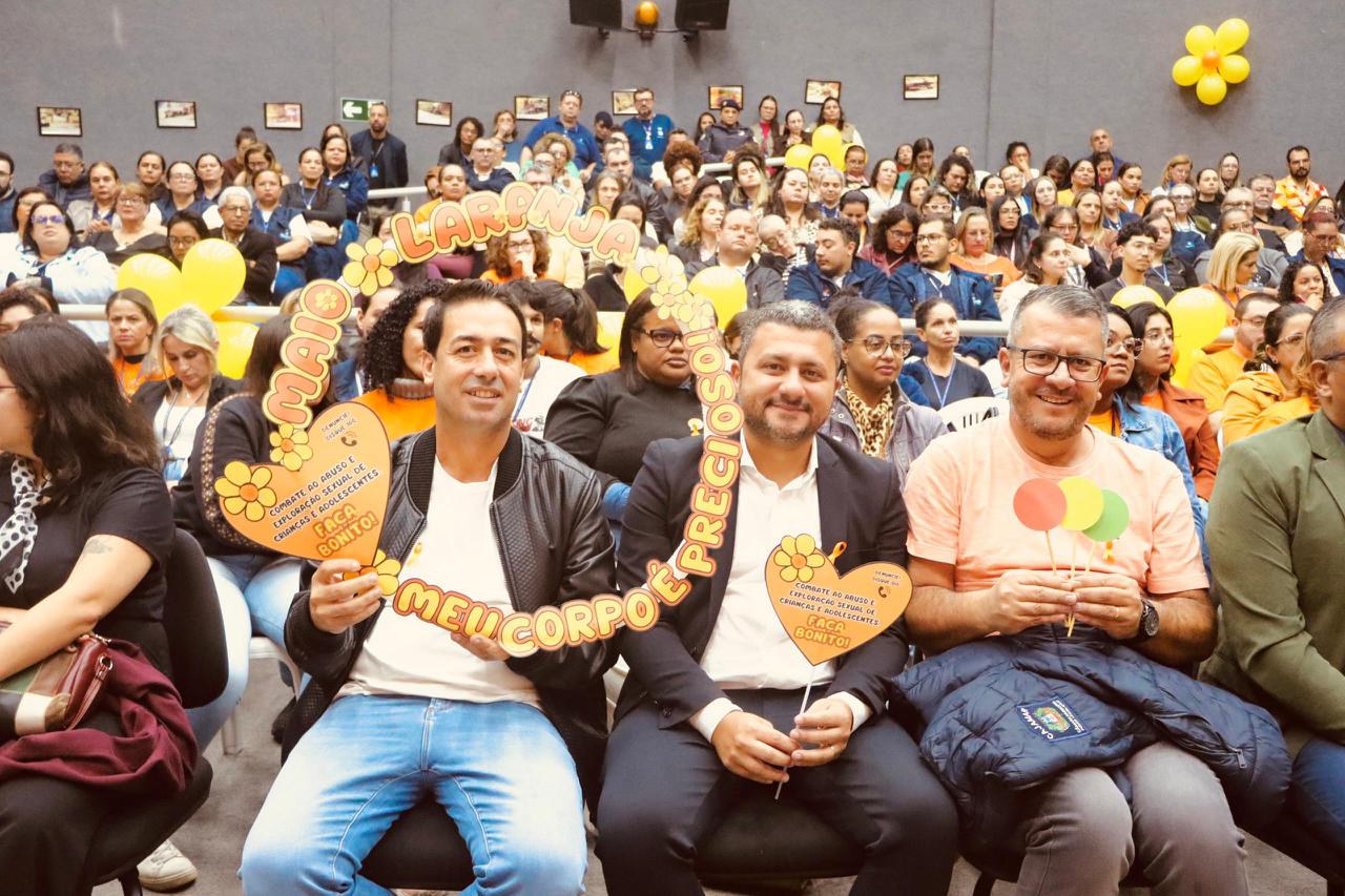 Galeria da notícia: Escola do Legislativo participa de ação sobre a campanha Maio Laranja