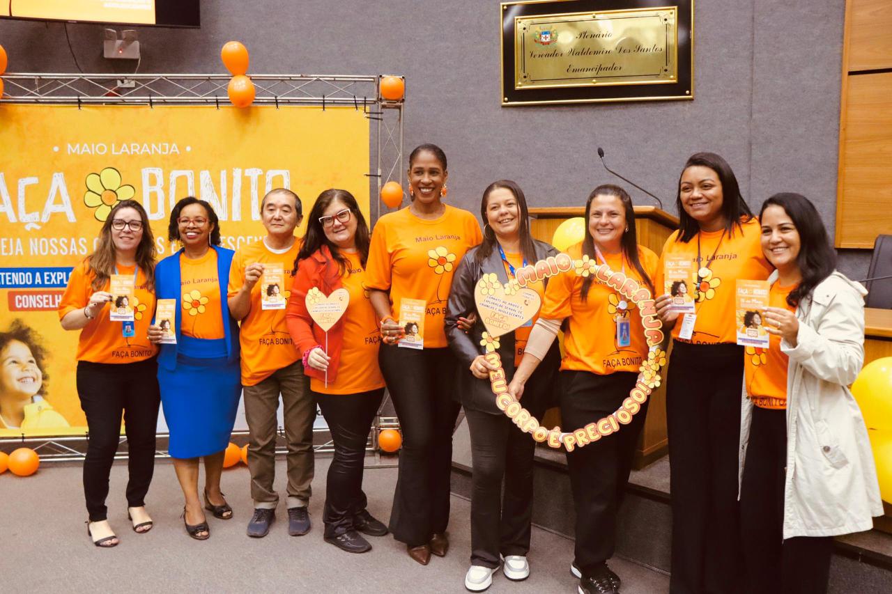 Galeria da notícia: Escola do Legislativo participa de ação sobre a campanha Maio Laranja